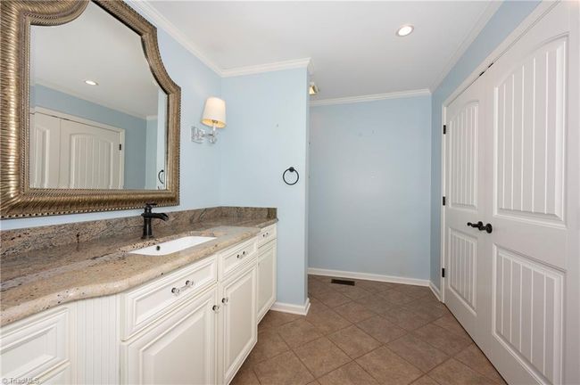 Elegant Bath/Laundry | Image 21