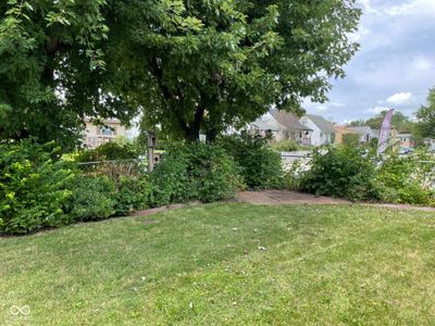 Front Yard | Image 3