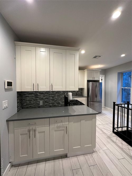 560 Riverdale Ave, Brooklyn, NY, 11207-6470 | Card Image