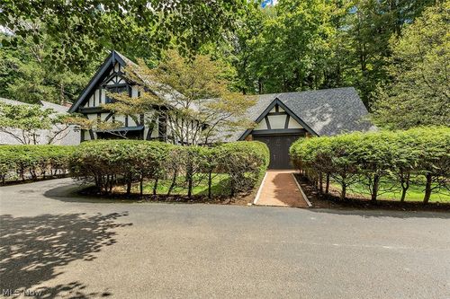 7020 S Woodland Rd, Chagrin Falls, OH, 44022-2603 | Card Image