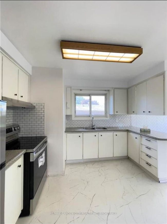 15 Champlain Ave, Home with 3 bedrooms, 1 bathrooms and 2 parking in Hamilton ON | Image 4