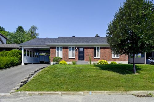 1235 Rue Louis-Hémon, Québec, QC, G2E4V3 | Card Image