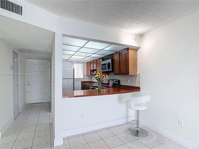 5863 - 5863 W 28 Th Ave, Condo with 2 bedrooms, 2 bathrooms and null parking in Hialeah FL | Image 8