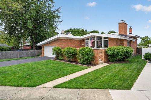 56 Golf Ave, Clarendon Hills, IL, 60514-1252 | Card Image