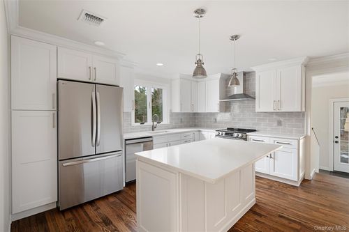 3 Adelaide Park, Center Moriches, NY, 11934-2501 | Card Image