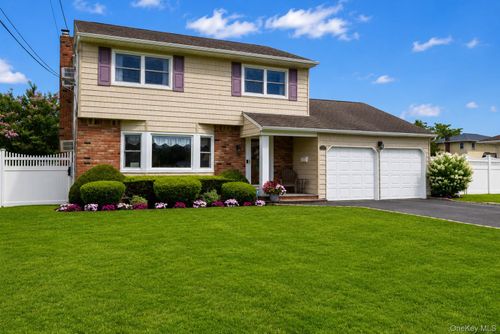 1453 10th Street, West Babylon, NY, 11704 | Card Image