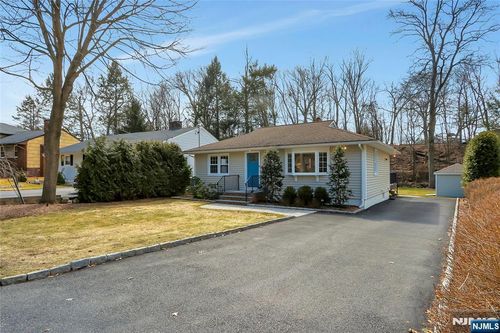 9 Sioux Ave, Oakland, NJ, 07436-2108 | Card Image