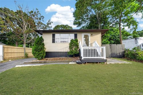 28 Roslyn Ave, Selden, NY, 11784-3255 | Card Image