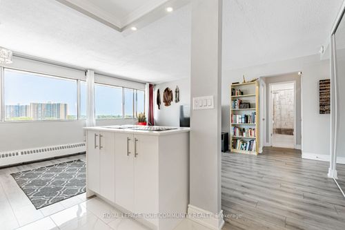 912-10 Sunny Glenway, North York, ON, M3C2Z3 | Card Image