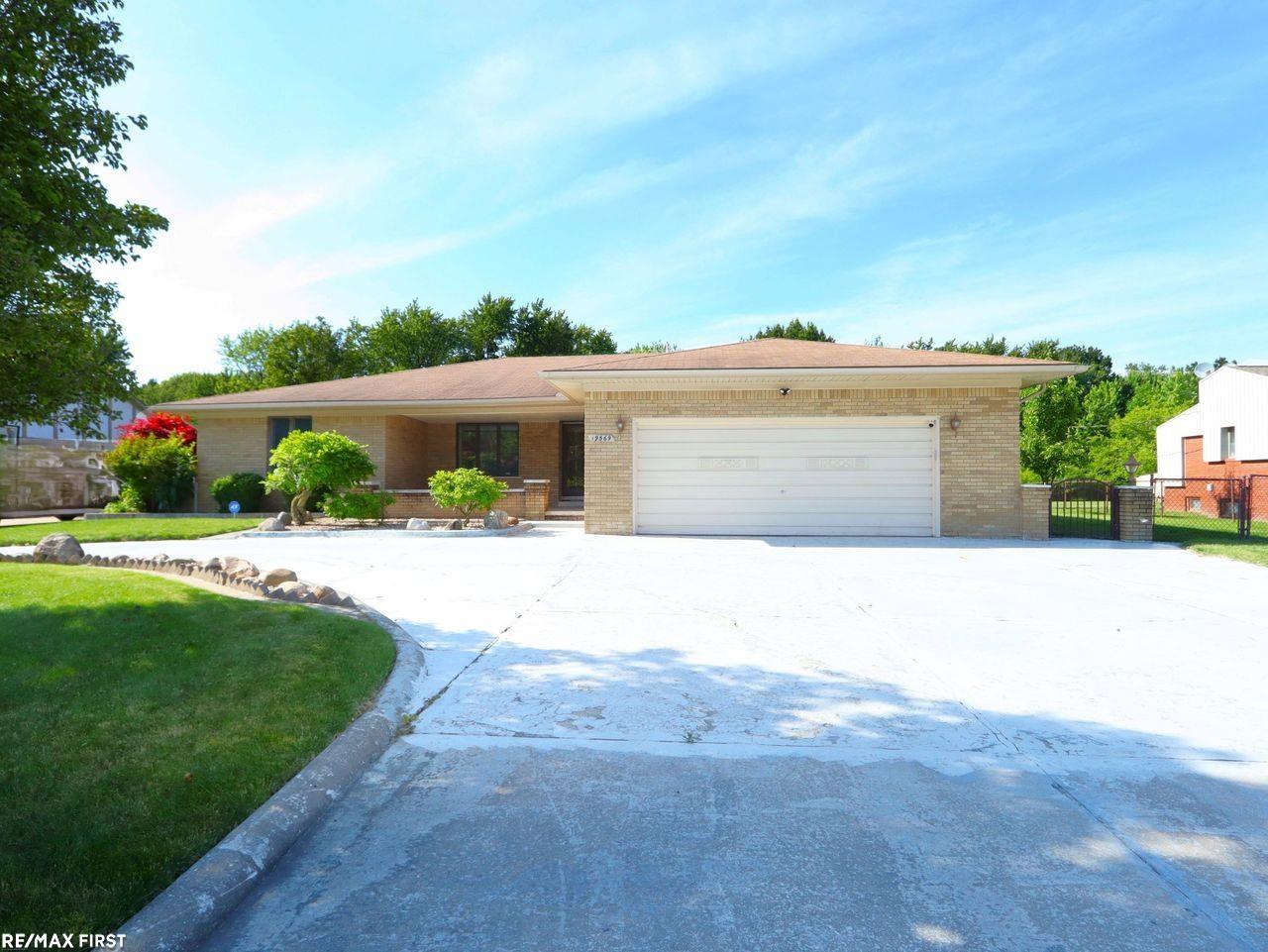 Dixie Dr, Clinton Township, MI 48035