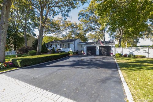 437 Peconic St, Ronkonkoma, NY, 11779-6917 | Card Image