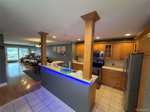 35531 Heritage Ln, Farmington, MI, 48335-3137 | Card Image