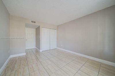 D206 - 498 Nw 165th St Rd, Condo with 2 bedrooms, 2 bathrooms and null parking in Miami FL | Image 2