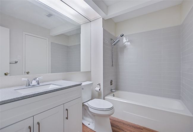 Downstairs bath | Image 12