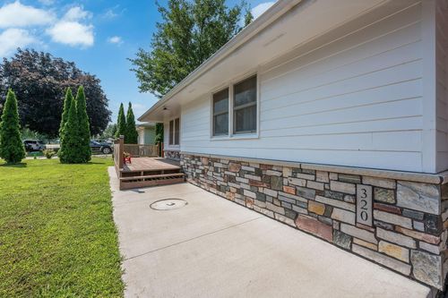 320 S Waterville Ave, Le Center, MN, 56057-1638 | Card Image