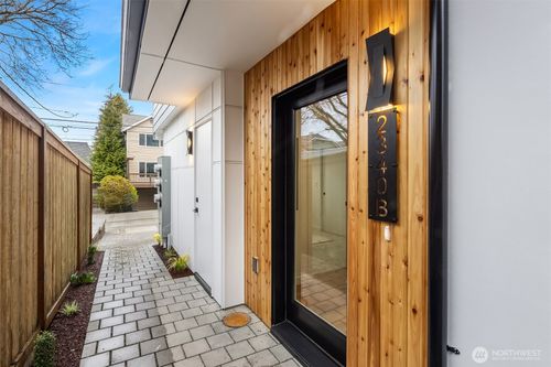 b-2340 N 64th St, Seattle, WA, 98103-5404 | Card Image