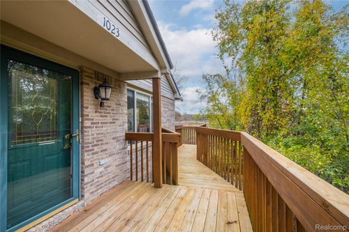 1023 Old Leake Ct, Holly, MI, 48442-1388 | Card Image