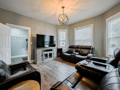 420 Mount Vernon St, Detroit, MI, 48202-2522 | Card Image