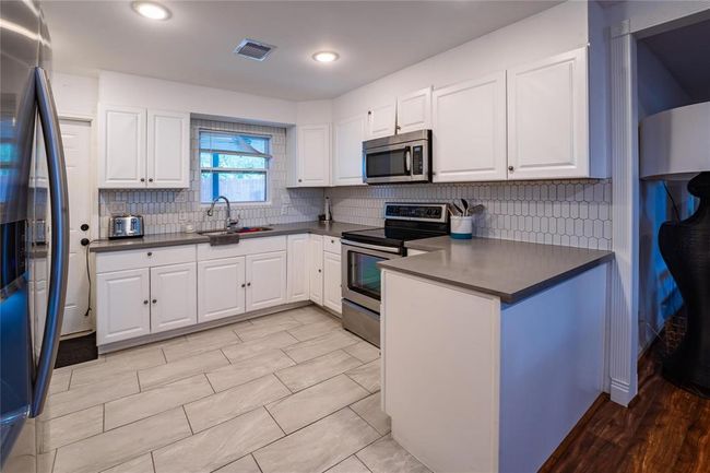 9305 Emnora Ln, House other with 2 bedrooms, 2 bathrooms and 1 parking in Houston TX | Image 6