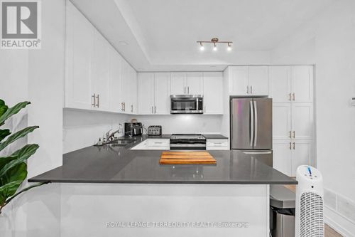 23-22 Lytham Green Circle, Newmarket (Glenway Estates), ON, L3Y0H4 | Card Image