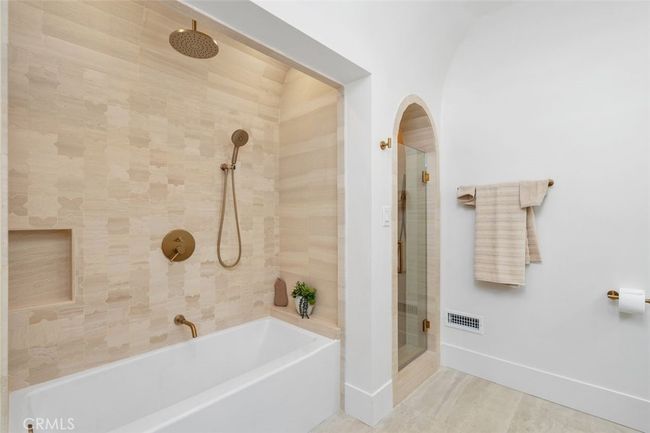BOTTOM UNIT PRIMARY RESTROOM BATH & SHOWER | Image 22