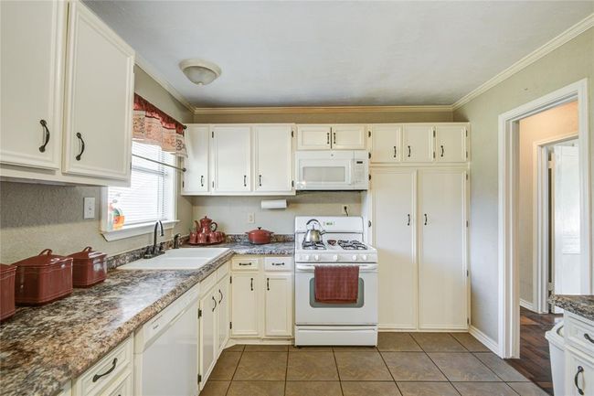 131 Laurel St, House other with 4 bedrooms, 1 bathrooms and 1 parking in Lake Jackson TX | Image 11