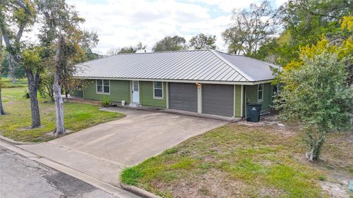 911 Depot St, El Campo, TX, 77437-2903 | Card Image