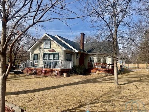 916 E Clark St, Vermillion, SD, 57069-2505 | Card Image
