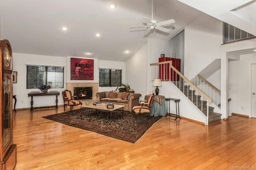 232 Linnet Ct, Manhasset, NY, 11030-4017 | Card Image