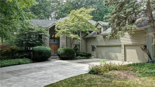 31129 Huntington Woods Pkwy, Bay Village, OH, 44140-1034 | Card Image