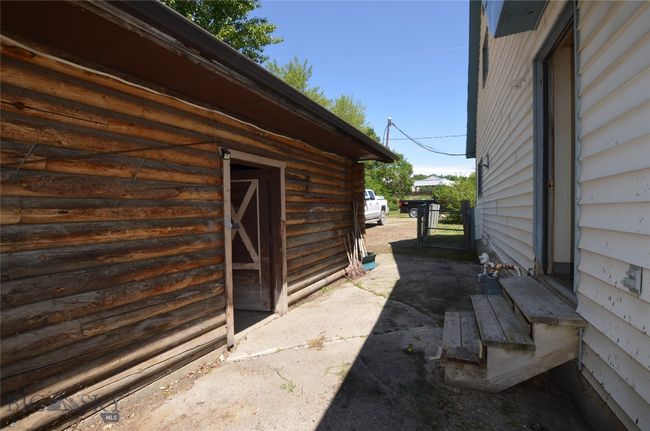 Between house and garage | Image 41