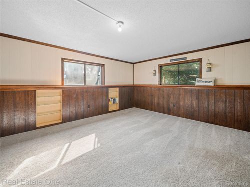 9425 Galatian Dr, Hamburg Twp, MI, 48189-9716 | Card Image