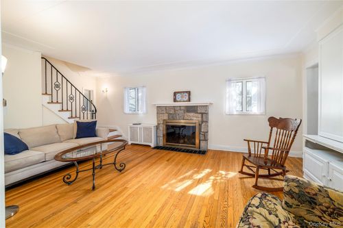 136 Scarcliffe Dr, Malverne, NY, 11565-1031 | Card Image