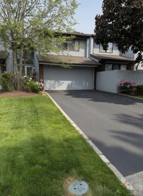 83 Foxwood Dr, Jericho, NY, 11753-1112 | Card Image