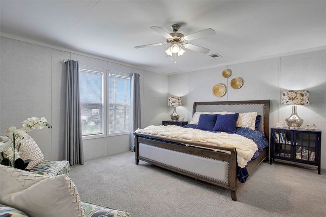 Spacious primary with room for seating area | Image 15