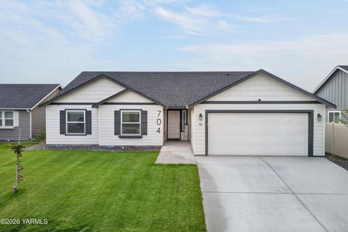 704 Regina Pl, Grandview, WA, 98930 | Card Image