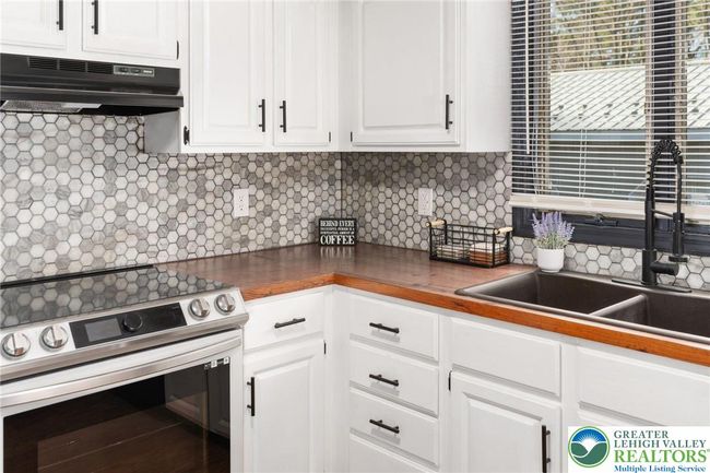 64 Autumn Ln, House other with 3 bedrooms, 2 bathrooms and null parking in Jim Thorpe PA | Image 37