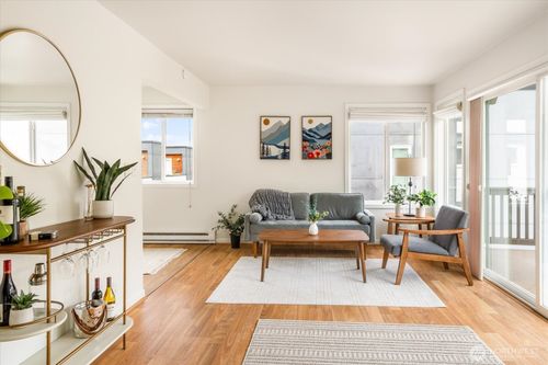 403-2552 14th Ave W, Seattle, WA, 98119-2110 | Card Image