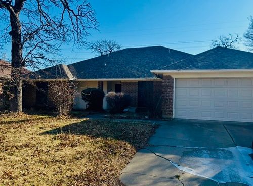 1925 Canterbury Cir, Fort Worth, TX, 76112-4061 | Card Image