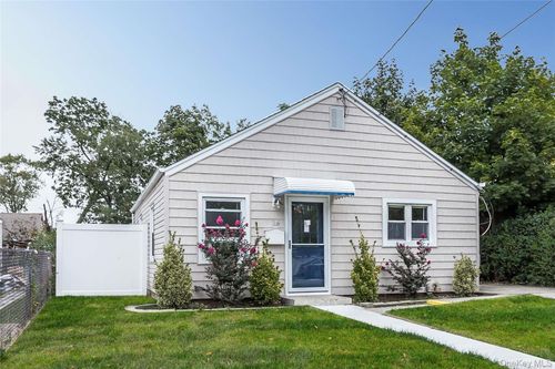 15 Pilot St, Hempstead, NY, 11550-1909 | Card Image