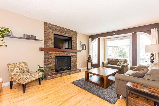 414 Ormsby Rd West Nw, Home with 3 bedrooms, 3 bathrooms and 4 parking in Edmonton AB | Image 5