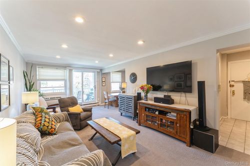 apt-d14-61 Maine Ave, Rockville Centre, NY, 11570-3631 | Card Image