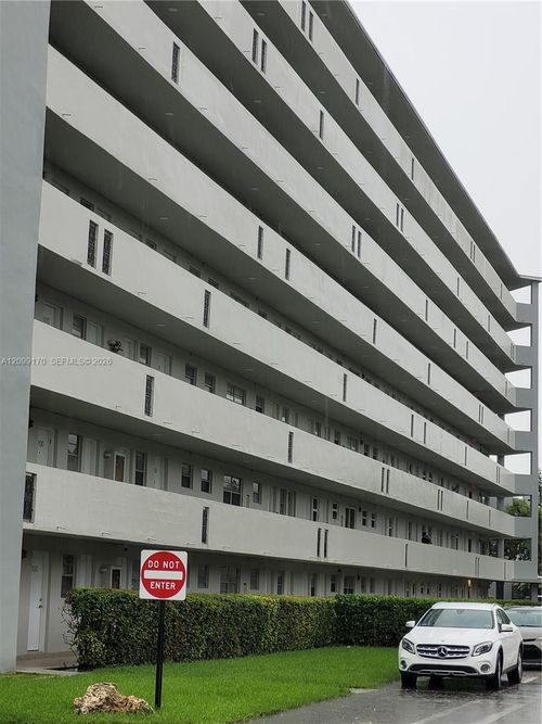 615-1-1770 Ne 191st St, North Miami Beach, FL, 33179-5248 | Card Image