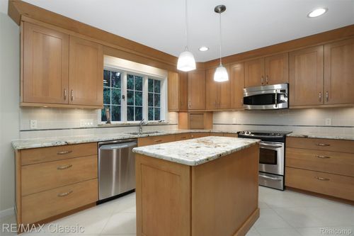 830 Jonathan Ln, Bloomfield Hills, MI, 48302-2915 | Card Image