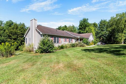 882 East Rd, Bennington, VT, 05201-8008 | Card Image