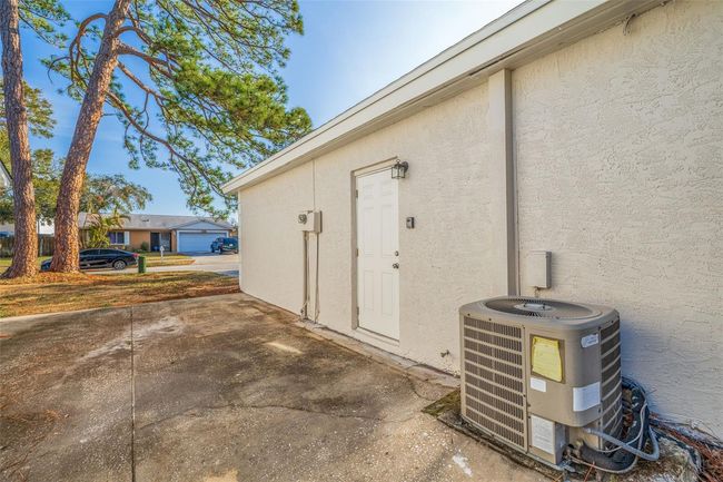 Side garage door area | Image 33