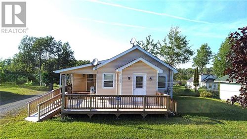 594 Main St, Blacks Harbour, NB, E5H1C1 | Card Image