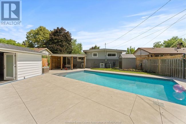 1568 St Gabriel Crt, Home with 3 bedrooms, 2 bathrooms and null parking in Windsor ON | Image 36