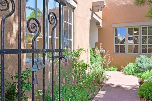 675-3101 Old Pecos Trl, Santa Fe, NM, 87505-1202 | Card Image