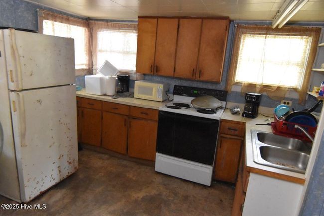 404 Third St N, House other with 2 bedrooms, 1 bathrooms and null parking in Carolina Beach NC | Image 8
